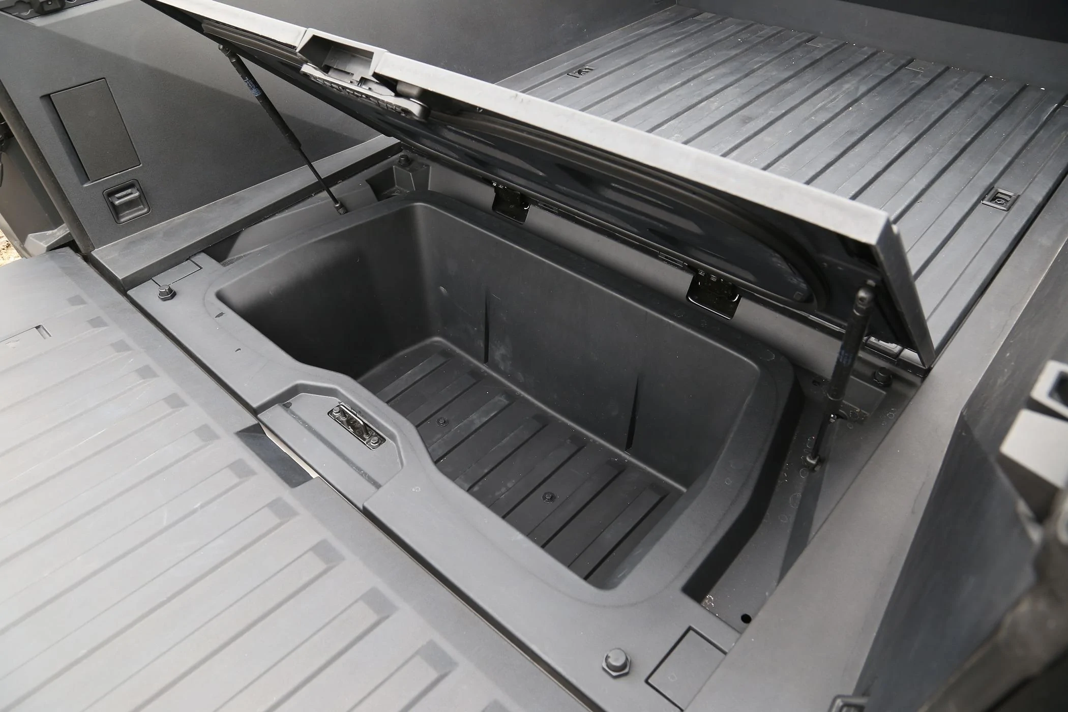 2027 Ram Dakota Pickup ELECFRESH | Product Testing | The Cybertruck Trunk & Under Rear Trunk Thermal Insulation Bag Solutions IMG_5169