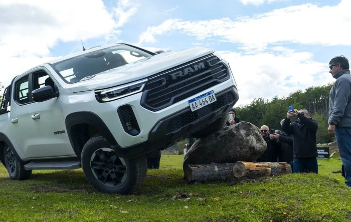 RAM Dakota Pickup - Off-Road Test Drive Footage